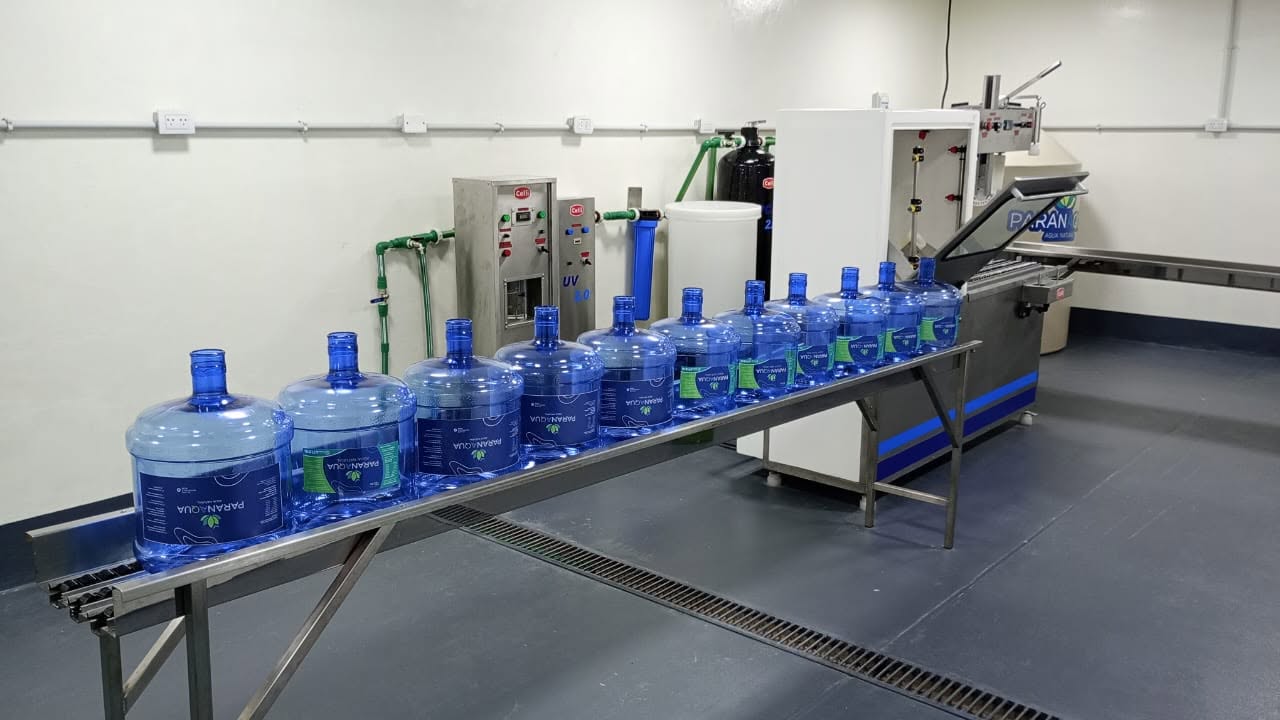 Planta purificadora Paranaqua — Línea de producción con bidones